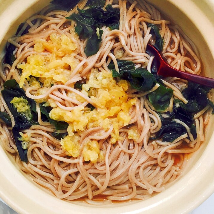 ワカメと揚げ玉入りのお蕎麦